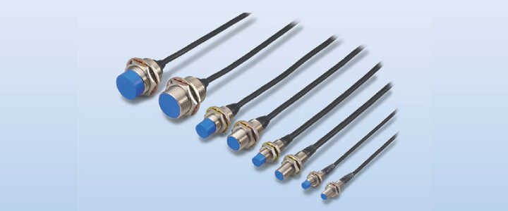 獨(dú)立的KEYENCE接近傳感器，高靈敏度和長(zhǎng)距離接近傳感器。出色的緊固強(qiáng)度：傳感器外殼厚實(shí)堅(jiān)固。傳感器牢固擰緊，以防止因振動(dòng)或沖擊引起的松動(dòng)。靈活的關(guān)節(jié)：電纜通過(guò)高靈活接頭連接到傳感器頭，可以彎曲成90度角，同時(shí)仍然可以防止電纜斷線。