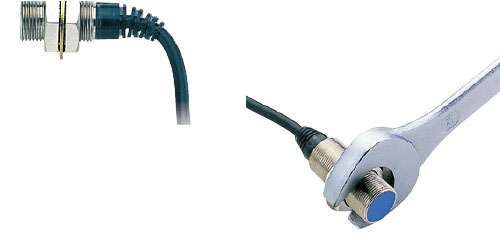 獨(dú)立的KEYENCE接近傳感器，高靈敏度和長(zhǎng)距離接近傳感器。出色的緊固強(qiáng)度：傳感器外殼厚實(shí)堅(jiān)固。傳感器牢固擰緊，以防止因振動(dòng)或沖擊引起的松動(dòng)。靈活的關(guān)節(jié)：電纜通過(guò)高靈活接頭連接到傳感器頭，可以彎曲成90度角，同時(shí)仍然可以防止電纜斷線。