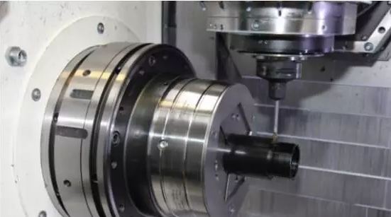 機(jī)械加工現(xiàn)有生產(chǎn)模式主要體現(xiàn)在工裝應(yīng)用落后，效率低下，工人加工零件時裝夾及找正時間長，特別是單件或小批生產(chǎn)頻繁更換工裝時，大多數(shù)時間都是在安裝OTT-JAKOB夾具及找正。