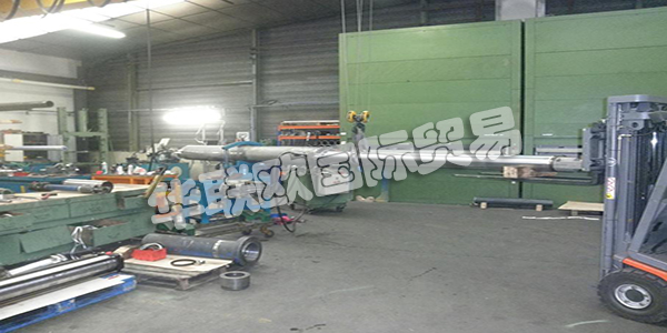 AUVERGNE VERINS自1988年以來(lái)專(zhuān)門(mén)從事液壓缸的維護(hù)和制造。他們的專(zhuān)業(yè)技術(shù)人員和他們的鍍鉻棒，搭接管和密封件庫(kù)存使他們能夠處理所有類(lèi)型的氣缸。