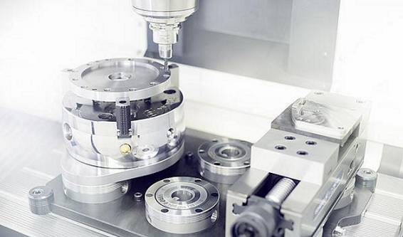 SCHUNK刀具夾持系統(tǒng)對(duì)機(jī)加工行業(yè)產(chǎn)生了前所未有的革命性影響。?模塊化夾持系統(tǒng)借鑒其優(yōu)勢(shì)，它的作用遠(yuǎn)不止于一個(gè)參考基準(zhǔn)，還提供了包括定位、夾持以及接口通用等功能。這種夾持原理如今被認(rèn)為是提高生產(chǎn)效率的最有效的方法之一，廣泛適用于從小型零件到大型零件，從粗加工到裝配應(yīng)用的各種工藝。作為這一技術(shù)的先驅(qū)以及夾持技術(shù)和抓取系統(tǒng)的領(lǐng)導(dǎo)者，SCHUNK始終致力于開(kāi)發(fā)新的應(yīng)用領(lǐng)域，并在它的模塊化系統(tǒng)中新增了適用于直接夾持工件以及微小型零件的專業(yè)標(biāo)準(zhǔn)模塊。