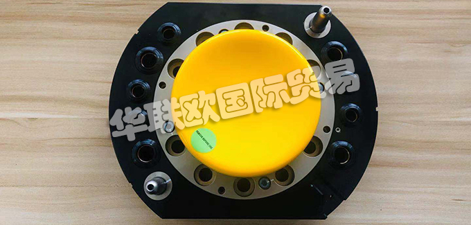 二、SCHUNK氣動(dòng)快換系統(tǒng)基本介紹如下：產(chǎn)品系列的常規(guī)說(shuō)明 1.惡劣環(huán)境條件下請(qǐng)注意：在惡劣環(huán)境條件(例如：冷卻液區(qū)域、鑄造和研磨粉塵)下使用可能大大縮短裝置的使用壽命，我公司將不承擔(dān)任何保修責(zé)任。但是，大部分情況下，我們可以找到解決方案。如需幫助，請(qǐng)聯(lián)系我們。 2.搬運(yùn)重量是連接到法蘭的總荷載重量。設(shè)計(jì)時(shí)，應(yīng)注意允許的力和力矩。請(qǐng)注意，超過(guò)建議的搬運(yùn)重量會(huì)縮短使用壽命。