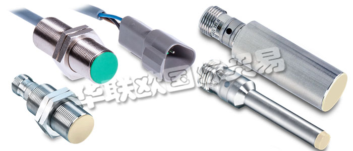 堡盟電感式接近開(kāi)關(guān)屬于非接觸式電子傳感器。電感式傳感器能識(shí)別所有導(dǎo)電金屬目標(biāo)物。振蕩器產(chǎn)生一個(gè)高頻電磁場(chǎng)，電磁場(chǎng)從開(kāi)關(guān)的感應(yīng)面發(fā)出。當(dāng)導(dǎo)電金屬物體進(jìn)入此電磁場(chǎng)時(shí)，金屬內(nèi)部會(huì)感生渦流，使振蕩幅值發(fā)生變化，從而使振蕩器輸出的電壓發(fā)生變化，進(jìn)而導(dǎo)致觸發(fā)器的狀態(tài)變化并改變輸出狀態(tài)。